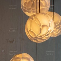 Lustre de villa sur mesure pour escalier, design simple et créatif, avec boules de verre LED personnalisées, installation pour salle à manger