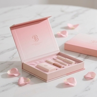 Boîte cadeau rigide de luxe personnalisée avec fermeture magnétique pour produits de soin de la peau, avec insert en mousse de velours et emballage avec logo personnalisé