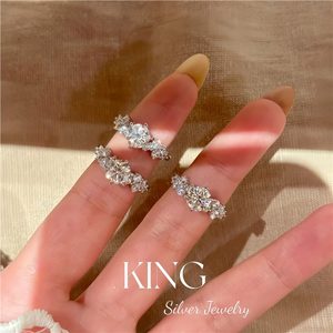 Anillo de Moissanita King Silver Jewelry, Anillo de Boda de Plata de Ley S925, Anillo Elegante y Moderno con Forma de Letra para Mujer - Product Image 2