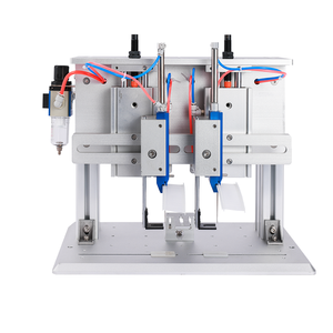 Machine d'étiquetage automatique pour la fixation d'étiquettes sur les tapis de porte - Product Image 1