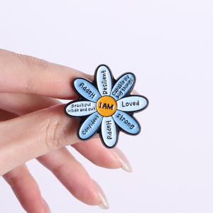 Broches en émail à motif floral avec citation d'amour-propre positive 'Je suis aimée', broche inspirante et puissante, badge de revers, bijoux en gros - Product Image 4