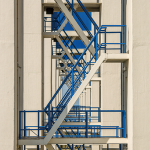 <span class=keywords><strong>Escalier</strong></span> en acier au carbone industriel résistant aux intempéries avec main courante sécurisée pour villa, complexe hôtelier et usine industrielle - Product Image 1