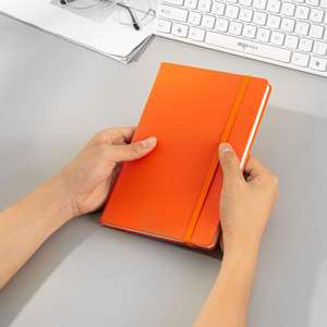 สมุดโน้ตปกแข็งสีส้มขนาด A5 สำหรับสำนักงาน ราคาขายส่ง เย็บเข้าเล่ม 100 แผ่น ปั๊มโลโก้ตามสั่ง หนัง PU สำหรับการประชุม - Product Image 1