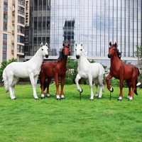 Ensemble de sculptures réalistes de chevaux blancs et bruns en résine de fibre de verre pour parcs d'attractions, ranchs et décoration de paysages extérieurs