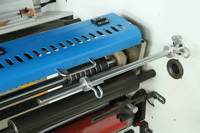 Machine à découper de haute qualité à structure compacte, machine à découper les rouleaux de papier et de film de haute précision pour les petites usines