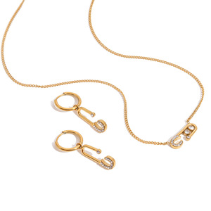 Ensemble de bijoux en forme de trombones dorées avec boucles d'oreilles et collier en strass pour un usage quotidien ou comme cadeau - Product Image 5
