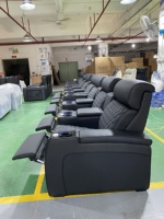 Italienisches Design 3-Sitzer Heimkino-Möbel Elektrischer Relaxsessel mit Mittelkonsole für Medienraum und Kinobenutzerlebnis