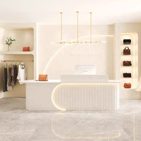 Conception et personnalisation de comptoirs de réception haut de gamme et épurés pour salons de beauté, salons de coiffure, magasins de vêtements pour femmes et entreprises.