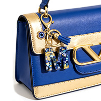 Porte-clés en résine bleue œil de diable avec pompon pour femmes, légers et créatifs, 26 lettres initiales anglaises, cadeaux d'affaires en gros
