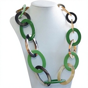 Collar de Resina Artesanal con Flores Prensadas, Colgante Oceánico Místico, Collar de Resina Celestial, Belleza Botánica - Product Image 1