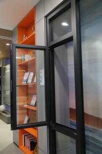 หน้าต่างบานอลูมิเนียมเคลือบสองชั้นป้องกันผลกระทบจากพายุเฮอริเคนเยอรมันได้รับการรับรองจาก phi หน้าต่างบานกระจกสีเขียว - Product Image 6