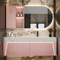 Ensemble de meubles de salle de bain sur mesure XINGRUO pour projets hôteliers, en bois d'hévéa haut de gamme avec rangement, miroir intelligent anti-buée et pierre frittée