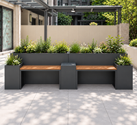 Banc-lit intégré gris foncé avec jardinière et assise en WPC pour aménagement extérieur, mobilier de jardin, parc et rue