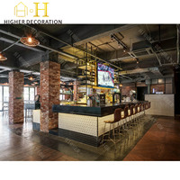 Comptoir de bar de style moderne, design en bois et métal, vitrine de présentation pour bar avec logo lumineux LED