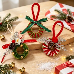Ornamen Karangan Bunga Mini Natal Gaya Santa yang Lucu, Dekorasi Gantung dengan Pita dan Buah Pinus untuk Pohon Natal, Gagang Pintu, Hadiah - Product Image 3