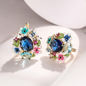 Orecchini a perno con farfalla e fiore per donna, design floreale delicato, gioielli alla moda per tutti i giorni - Product Image 3