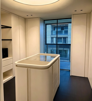 Dressing sur mesure minimaliste avec îlot de rangement intégré et tiroirs à fermeture douce pour toute la maison