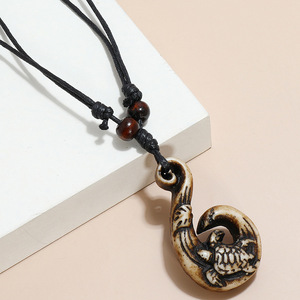 Collana Etnica Tribale con Perline in Legno e Ciondoli a Forma di Tartaruga Marina, Regolabile in Resina, Cordino Nero Portafortuna per Uomo, Macramè Longevità - Product Image 1