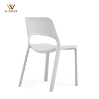 Chaises de salle à manger empilables en plastique colorées de style nordique moderne, écologiques et durables, pour l'école, la maison et les restaurants