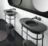 Mobile lavabo con cornice nera opaca con lavabo in ceramica con superficie solida nera satinata e ripiano aperto in polvere in stile industriale