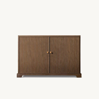 Armoire de rangement moderne en bois naturel cannelé avec poignées en or brossé pour salon, entrée, buffet
