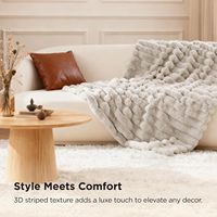 Couverture en fourrure artificielle HongYa - Ultra douce, moelleuse, luxueuse, 100% polyester, moderne, quatre saisons, épaisse, chaude, rayée pour l'hiver