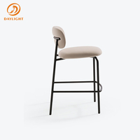 Tabouret de bar commercial moderne avec dossier incurvé et assise rembourrée bleue, chaise haute robuste à structure en métal noir pour café et pub
