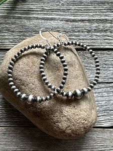 Boucles d'oreilles créoles élégantes en argent sterling oxydé avec perles, 2,6 pouces, courbes élégantes, estampées 925, pour les fêtes - Product Image 4