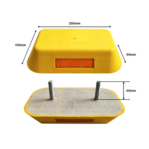 Borne de signalisation routière en plastique surélevée, réfléchissante, à remplissage de sable, avec pieds - Product Image 2
