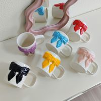 Tasse à café en céramique de style américain élégante avec un design en forme de nœud, dotée d'un motif sous-glaçure peint à la main inspiré d'Instagram