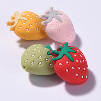 Vente en gros de perles en silicone en forme de fraise pour bébé chaîne de tétine créative en gomme fruit avec petit trou accessoires de décoration artisanale pour bricolage