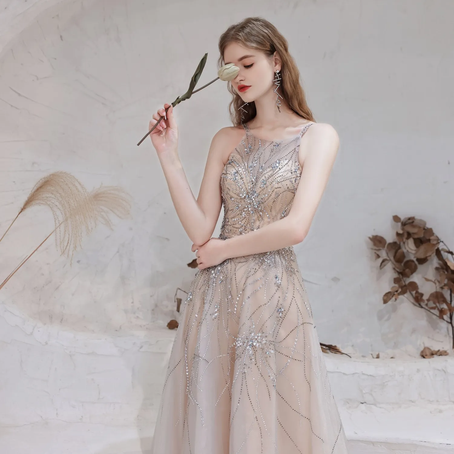 2023 Lieferant benutzer definierte elegante ärmellose Halfter Modenschau Kleid Sexy einfarbige Geburtstags feier Cocktail Abendkleid