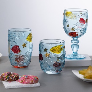 Verre à boire en verre bleu gaufré motif poisson tropical, verres colorés peints à la main représentant la vie marine, tasses pressées à la machine pour pique-niques - Product Image 2