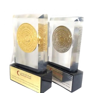 उच्च गुणवत्ता वाले कस्टम आकार क्रिस्टल पुरस्कार ट्रॉफी के लिए धातु ट्राफियां पदक प्लेट को उए क्रिस्टल पुरस्कार ट्रॉफी व्यक्तिगत डिजाइन के लिए - Product Image 2