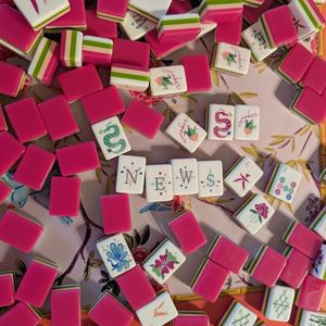 Jeu de Mahjong en Acrylique Rouge Rose Version Américaine avec Sac de Rangement et Pions - Product Image 1