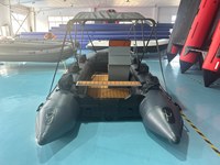 Bateau robuste RSA-HD420 gris foncé de 420 cm avec renfort de fond, console, auvent et échelle