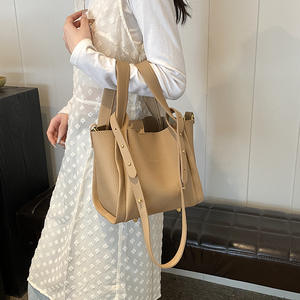 Sac fourre-tout à impression intégrale avec fermeture éclair et deux compartiments, sac à dos rétro pour femmes, sac fourre-tout de luxe avec bandoulière - Product Image 1