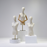 Mannequin de présentation femme demi-corps recouvert de lin avec bras en bois pour la vente au détail