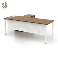 Bureau de direction modulaire en L moderne avec design d'angle en bois, panneau de modestie en métal perforé et boîte de gestion des câbles