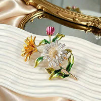 Bros Bunga Berlapis Emas dari Paduan Logam dengan Enamel dan Berlian Imitasi Multi Warna, Unik, Elegan, dan Modis untuk Gaun Wanita