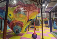 Équipement de terrain de jeu intérieur en filet souple arc-en-ciel personnalisé, robuste, jeux interactifs pour enfants