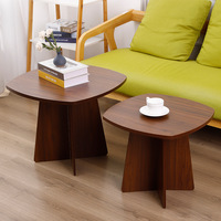 Ensemble de tables basses gigognes en bois, 2 plateaux carrés arrondis, base croisée, design moderne et minimaliste durable pour la décoration du salon et de la chambre
