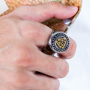 Joyería de acero inoxidable hecha a mano vikingo Valknut Futhark runas Odín anillo Nórdico - Product Image 4