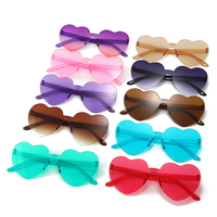 Vente en gros unisexe pêche en forme de coeur antireflet sans monture lunettes à lentille en PC une pièce monture marron amour soleil coloré personnalisé