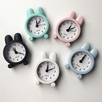 Bunter Twin Bell Analog Schreibtisch Wecker Niedliches kleines traditionelles Design mit Quarz Motiv Mini Tisch uhr für Bett