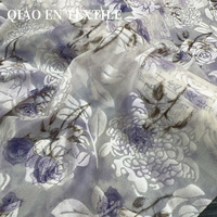 Tissu en maille froissée imprimé floral rose aquarelle, tissu transparent vintage à fleurs pour chemisier et robe femme