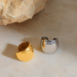 Pendientes de clip geométricos en forma de C, chapados en oro de 18k, de acero inoxidable, para orejas sin perforar. - Product Image 1