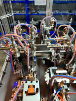 Machine d'assemblage automatique de roulements à billes à gorge profonde pour la production de roulements avec alimentation du bague extérieure