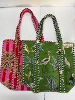 Sac fourre-tout en coton 100% fait main par Conifer, matelassé Kantha, fabriqué à partir de tissu de sari recyclé, imprimés géométriques, poignées en ruban long.