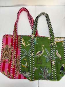 Sac fourre-tout en coton matelassé Kantha fait à la main, fabriqué à partir de tissu de sari recyclé, avec des imprimés géométriques, poignée en corde pour les voyages à la plage - Product Image 2